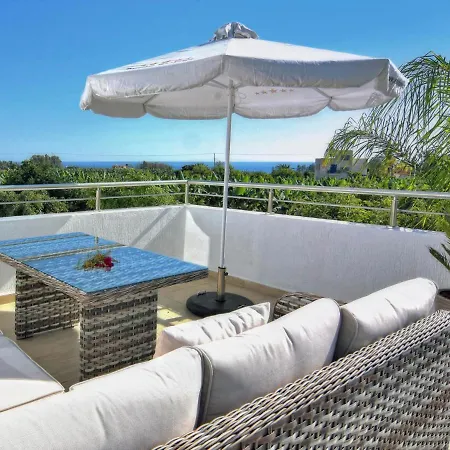Vilă In Sleeps 8 With Pool And Air Con Peyia
