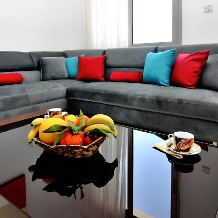 In Sleeps 8 With Pool And Air Con