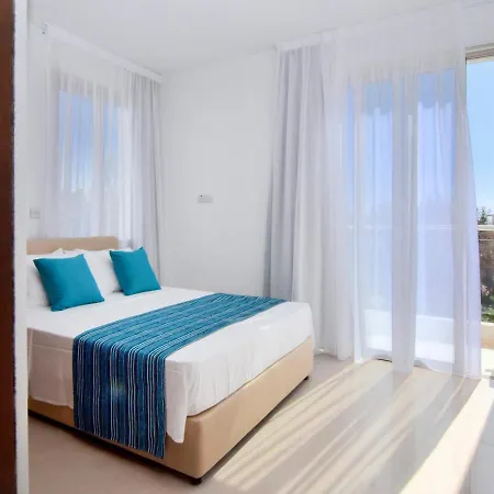 Willa In Sleeps 8 With Pool And Air Con *