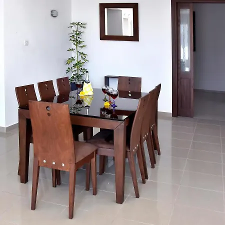 In Sleeps 8 With Pool And Air Con * 佩亚