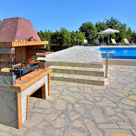 In Sleeps 8 With Pool And Air Con Willa