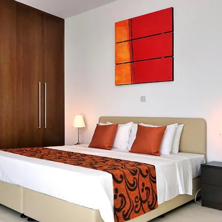 别墅 In Sleeps 8 With Pool And Air Con