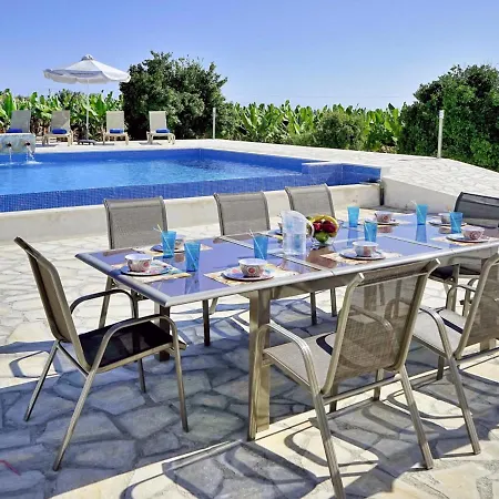 In Sleeps 8 With Pool And Air Con 别墅 佩亚