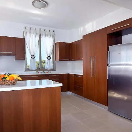 In Sleeps 8 With Pool And Air Con *