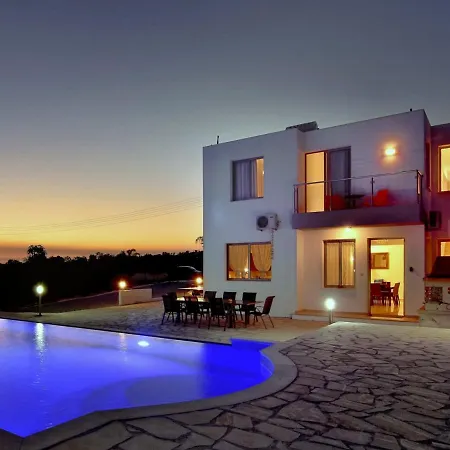 In Sleeps 8 With Pool And Air Con *