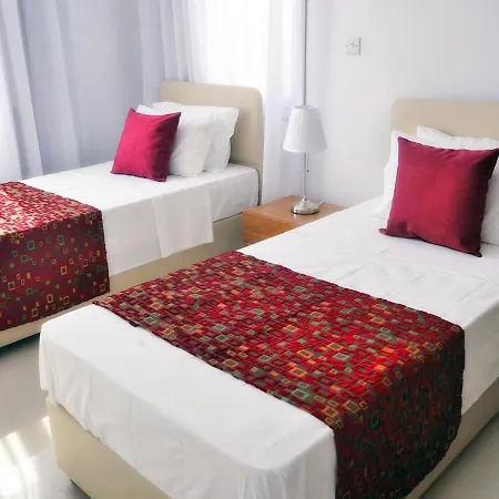 In Sleeps 8 With Pool And Air Con 佩亚
